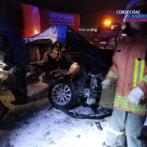 5 декабря на Кузнецком шоссе произошло столкновение легкового автомобиля Лада Веста и грузового автомобиля КАМАЗ